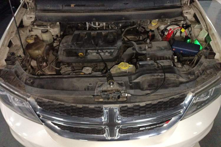 Used Dodge Journey 2013 2.4L Two-Wheel Drive Luxury Version Engine Bay