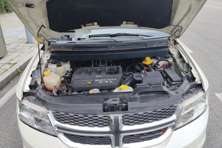 Used Dodge Journey 2013 2.4L Two-Wheel Drive Luxury Version Engine Bay