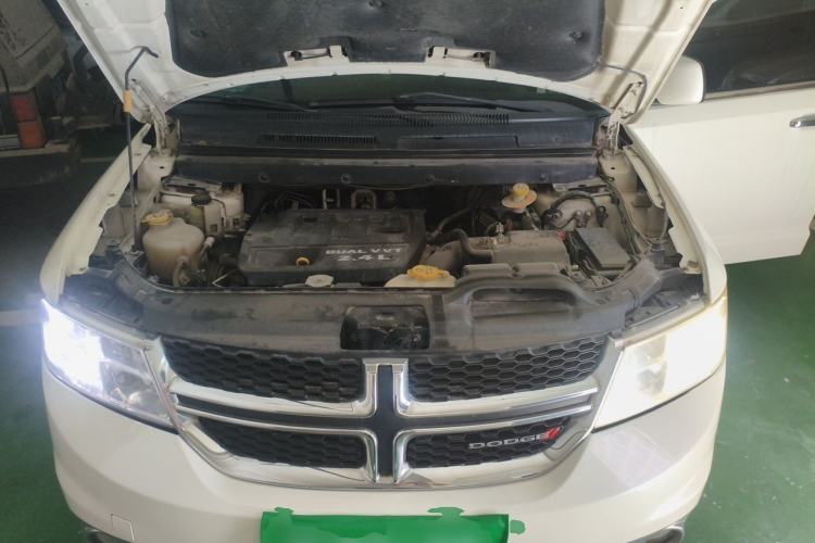 Used Dodge Journey 2013 2.4L Two-Wheel Drive Luxury Version Engine Bay