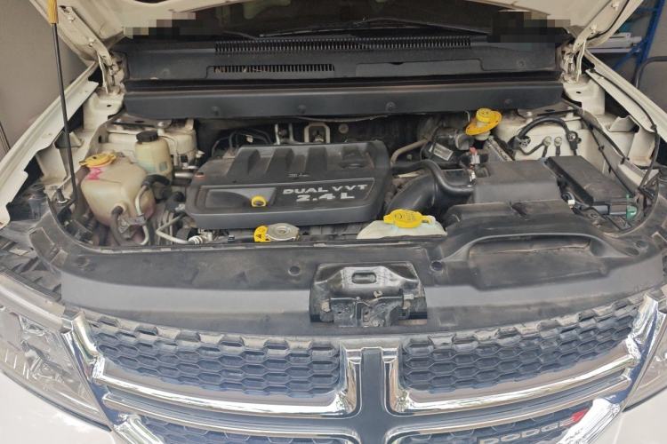 Used Dodge Journey 2013 2.4L Two-Wheel Drive Luxury Version Engine Bay
