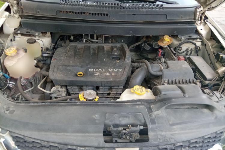 Used Dodge Journey 2013 2.4L Two-Wheel Drive Luxury Version Engine Bay