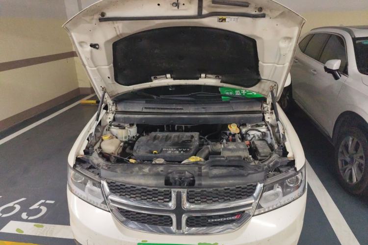 Used Dodge Journey 2013 2.4L Two-Wheel Drive Luxury Version Engine Bay
