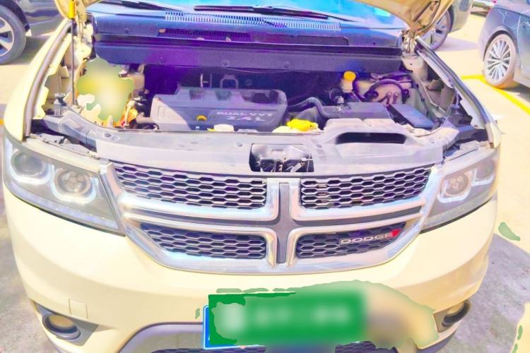 Used Dodge Journey 2013 2.4L Two-Wheel Drive Luxury Version Engine Bay