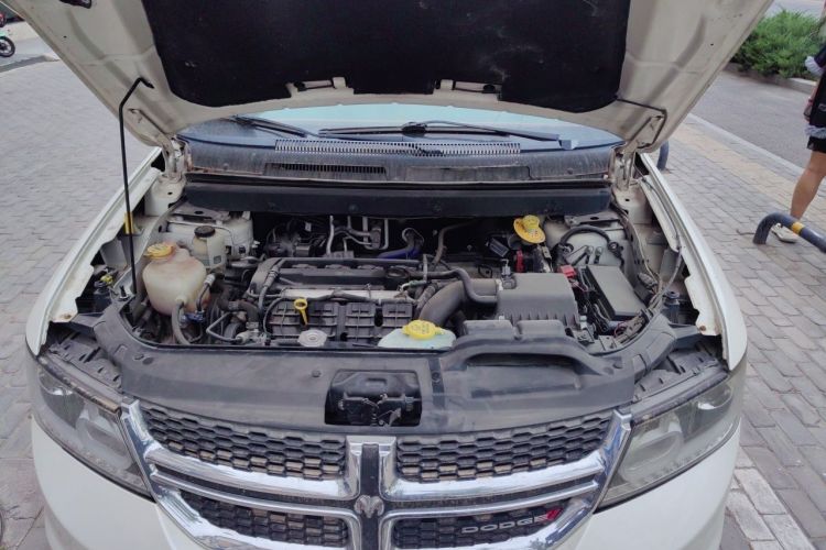 Used Dodge Journey 2013 2.4L Two-Wheel Drive Luxury Version Engine Bay
