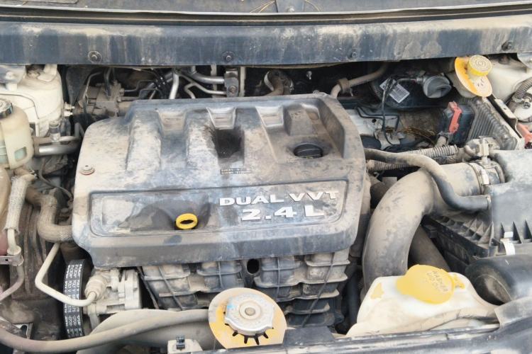 Used Dodge Journey 2013 2.4L Two-Wheel Drive Luxury Version Engine Bay