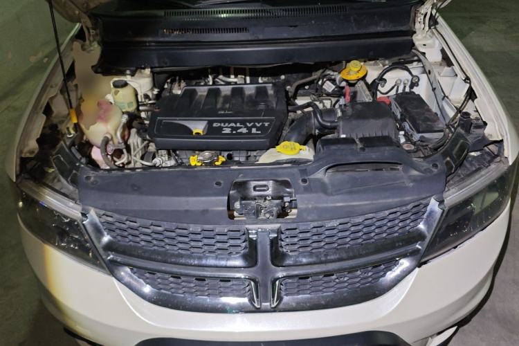 Used Dodge Journey 2013 2.4L Two-Wheel Drive Luxury Version Engine Bay
