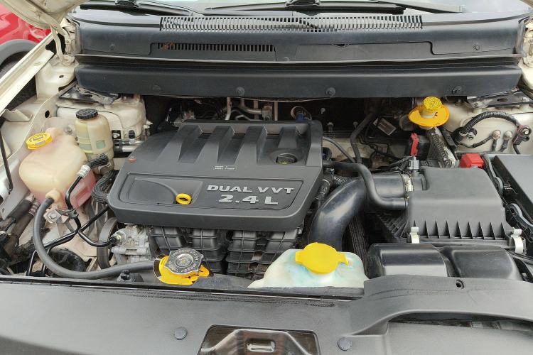 Used Dodge Journey 2013 2.4L Two-Wheel Drive Luxury Version Engine Bay