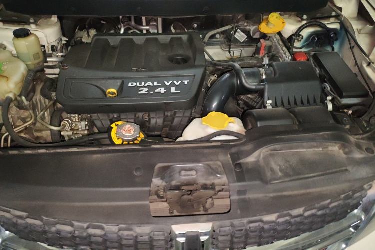 Used Dodge Journey 2013 2.4L Two-Wheel Drive Luxury Version Engine Bay