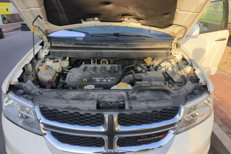 Used Dodge Journey 2013 2.4L Two-Wheel Drive Luxury Version Engine Bay