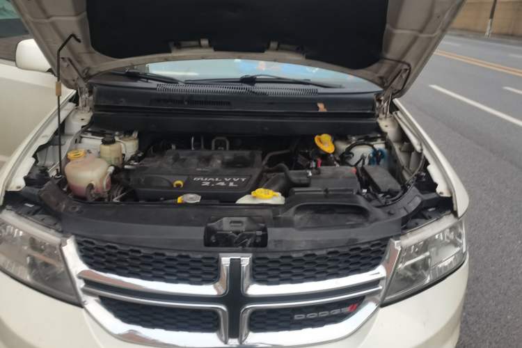 Used Dodge Journey 2013 2.4L Two-Wheel-Drive Smart Edition Engine Bay
