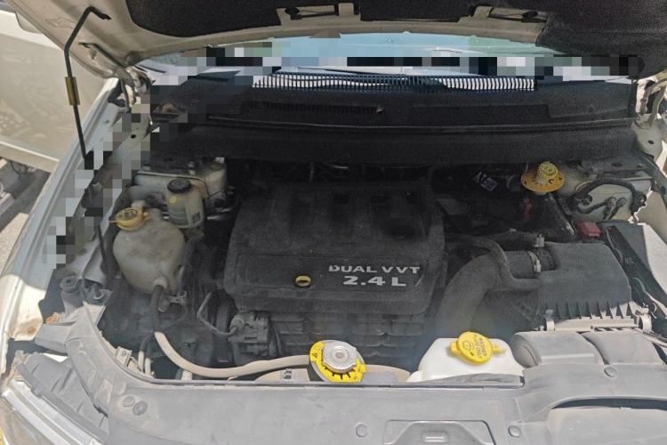 Used Dodge Journey 2013 2.4L Two-Wheel Drive Luxury Version Engine Bay