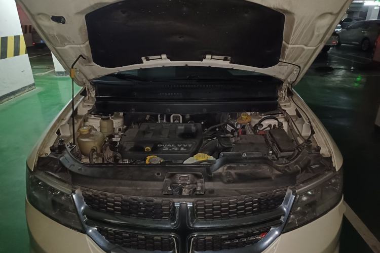 Used Dodge Journey 2013 2.4L Two-Wheel Drive Luxury Version Engine Bay