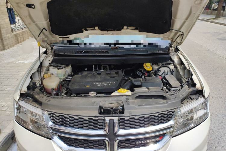 Used Dodge Journey 2013 2.4L Two-Wheel Drive Luxury Version Engine Bay