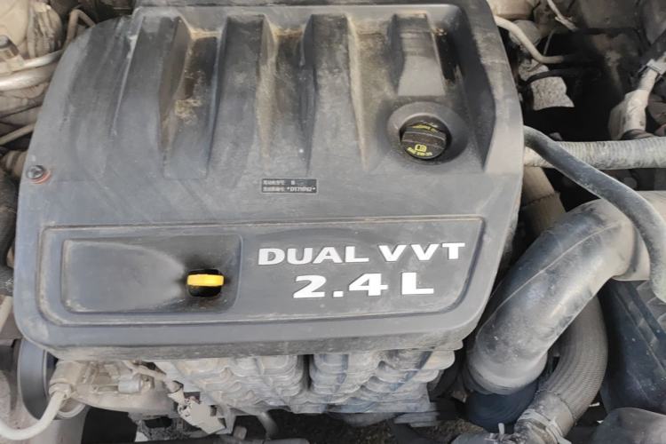 Used Dodge Journey 2013 2.4L Two-Wheel Drive Luxury Version Engine Bay