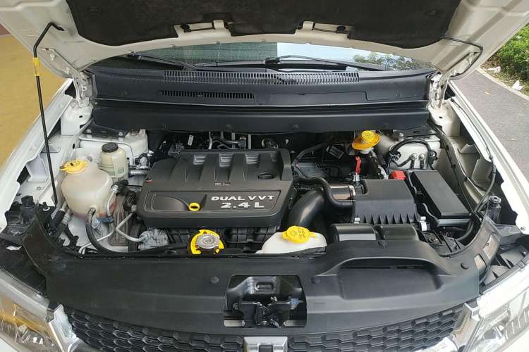Used Dodge Journey 2013 2.4L Two-Wheel Drive Luxury Version Engine Bay