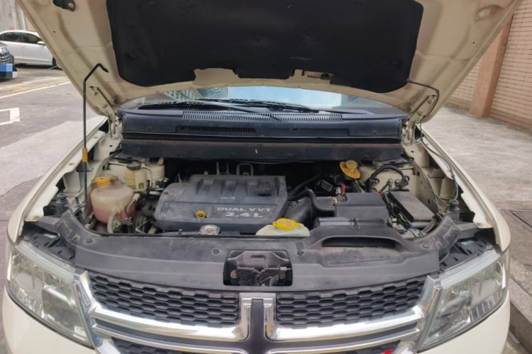 Used Dodge Journey 2013 2.4L Two-Wheel Drive Luxury Version Engine Bay