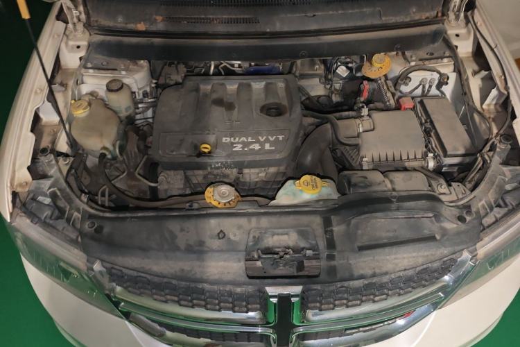 Used Dodge Journey 2013 2.4L Two-Wheel Drive Luxury Version Engine Bay