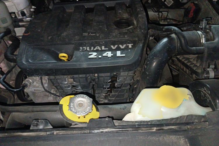 Used Dodge Journey 2013 2.4L Two-Wheel Drive Luxury Version Engine Bay