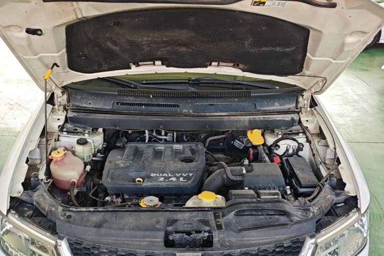 Used Dodge Journey 2013 2.4L Two-Wheel Drive Luxury Version Engine Bay