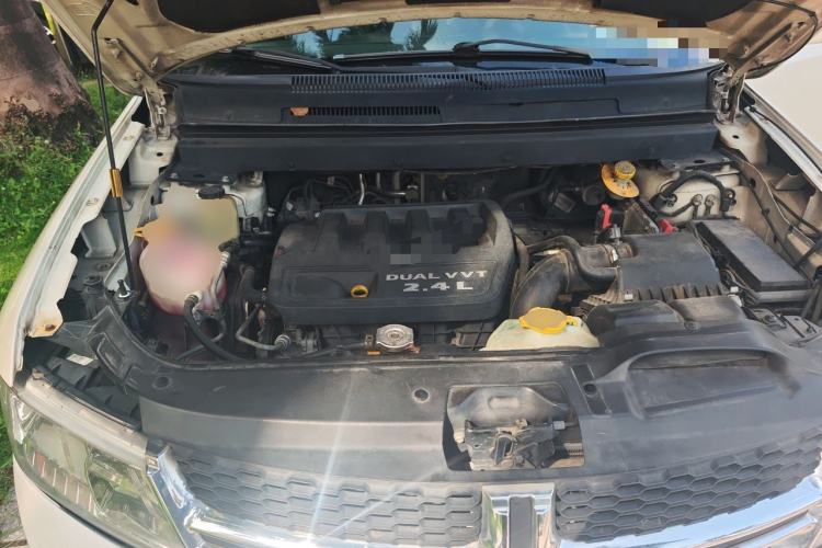 Used Dodge Journey 2013 2.4L Two-Wheel Drive Luxury Version Engine Bay