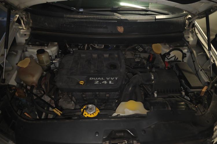 Used Dodge Journey 2013 2.4L Two-Wheel Drive Luxury Version Engine Bay