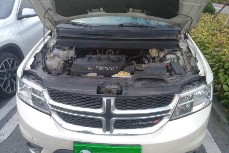 Used Dodge Journey 2013 2.4L Two-Wheel Drive Luxury Version Engine Bay