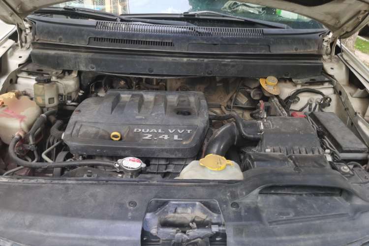 Used Dodge Journey 2013 2.4L Two-Wheel Drive Luxury Version Engine Bay