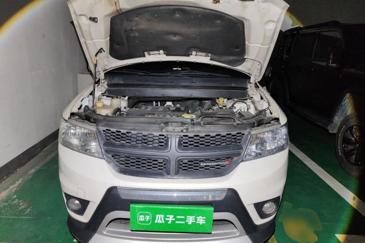 Used Dodge Journey 2013 2.4L Two-Wheel Drive Luxury Version Engine Bay