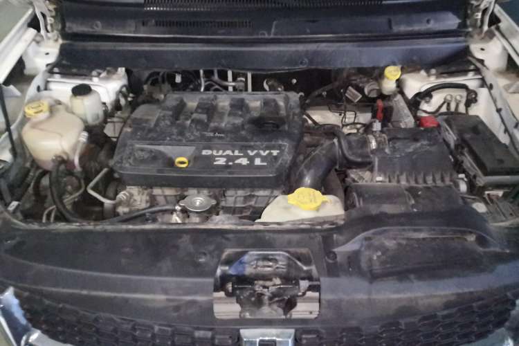 Used Dodge Journey 2013 2.4L Two-Wheel Drive Luxury Version Engine Bay