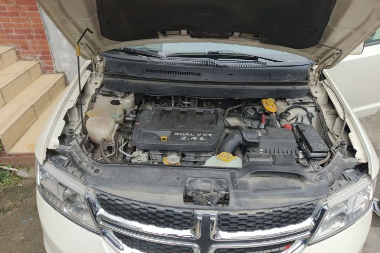 Used Dodge Journey 2013 2.4L Two-Wheel Drive Luxury Version Engine Bay