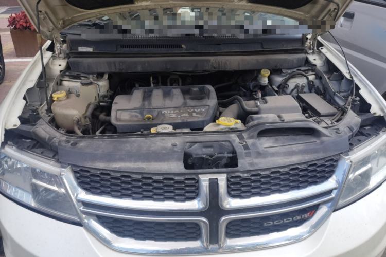 Used Dodge Journey 2013 2.4L Two-Wheel Drive Luxury Version Engine Bay
