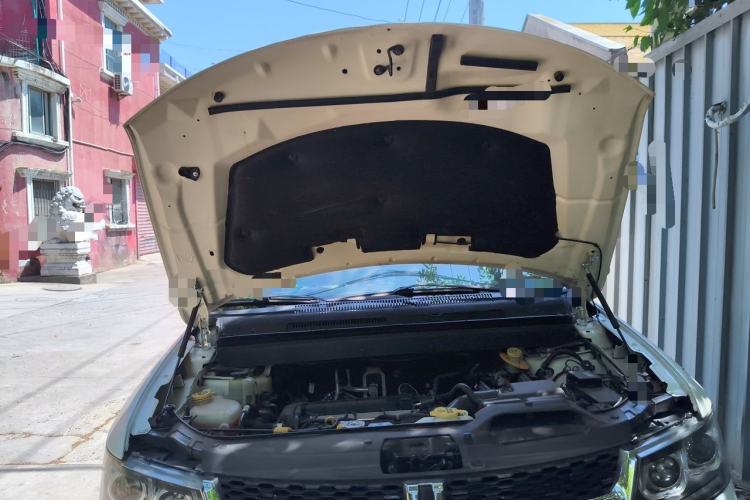 Used Dodge Journey 2013 2.4L Two-Wheel Drive Luxury Version Engine Bay