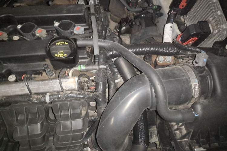Used Dodge Journey 2013 2.4L Two-Wheel Drive Luxury Version Engine Bay Left