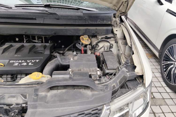 Used Dodge Journey 2013 2.4L Two-Wheel Drive Luxury Version Engine Bay Left