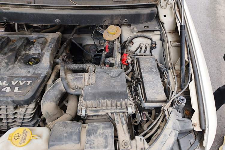 Used Dodge Journey 2013 2.4L Two-Wheel Drive Luxury Version Engine Bay Left