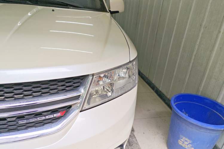 Used Dodge Journey 2013 2.4L Two-Wheel Drive Luxury Version Engine Bay Left