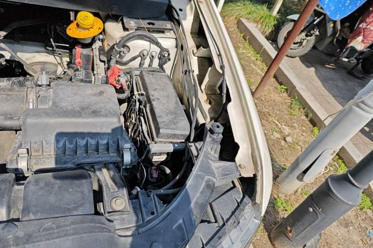 Used Dodge Journey 2013 2.4L Two-Wheel Drive Luxury Version Engine Bay Left
