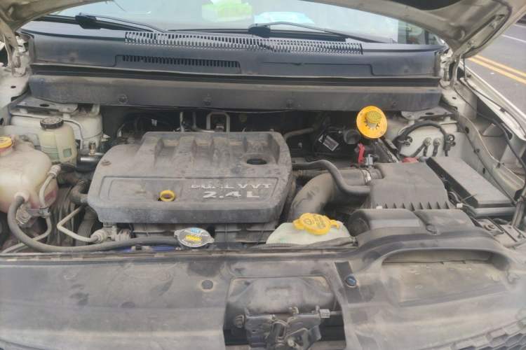 Used Dodge Journey 2013 2.4L Two-Wheel Drive Luxury Version Engine Bay Left