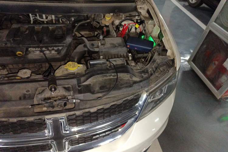 Used Dodge Journey 2013 2.4L Two-Wheel Drive Luxury Version Engine Bay Left