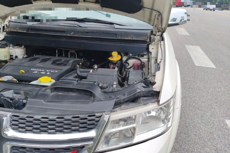 Used Dodge Journey 2013 2.4L Two-Wheel Drive Luxury Version Engine Bay Left