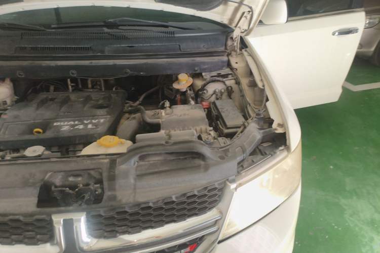 Used Dodge Journey 2013 2.4L Two-Wheel Drive Luxury Version Engine Bay Left