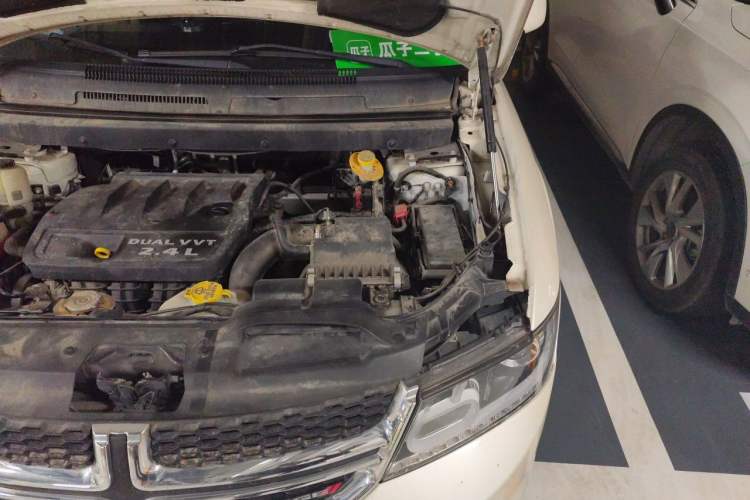 Used Dodge Journey 2013 2.4L Two-Wheel Drive Luxury Version Engine Bay Left