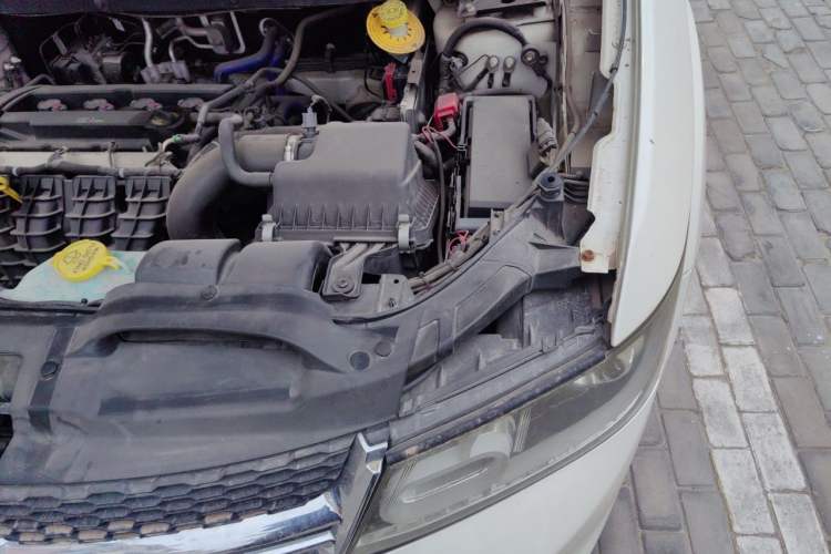 Used Dodge Journey 2013 2.4L Two-Wheel Drive Luxury Version Engine Bay Left
