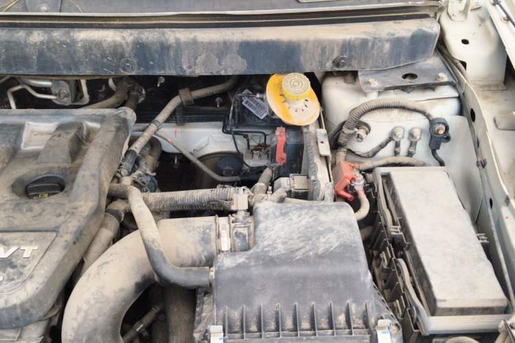 Used Dodge Journey 2013 2.4L Two-Wheel Drive Luxury Version Engine Bay Left