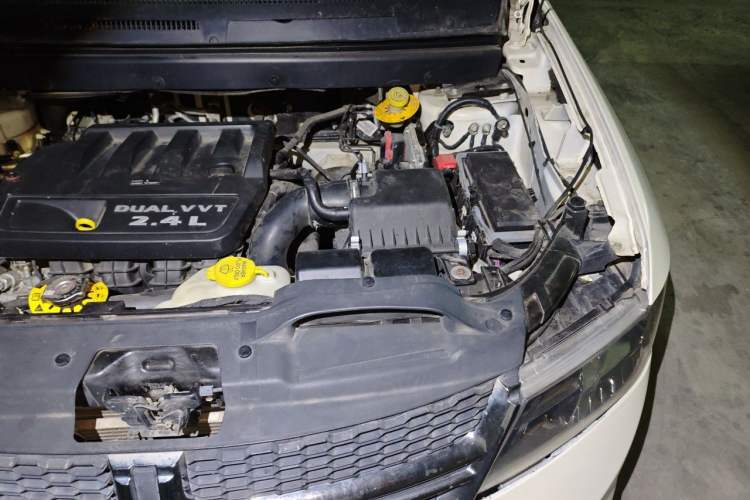 Used Dodge Journey 2013 2.4L Two-Wheel Drive Luxury Version Engine Bay Left