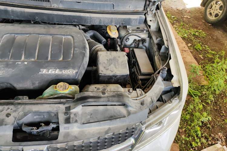 Used Dodge Journey 2013 3.6L Four-Wheel Drive Flagship Edition Engine Bay Left
