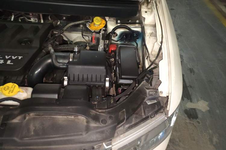Used Dodge Journey 2013 2.4L Two-Wheel Drive Luxury Version Engine Bay Left
