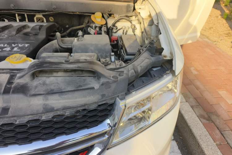 Used Dodge Journey 2013 2.4L Two-Wheel Drive Luxury Version Engine Bay Left