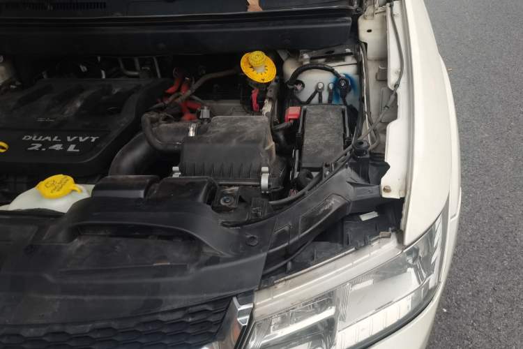 Used Dodge Journey 2013 2.4L Two-Wheel-Drive Smart Edition Engine Bay Left