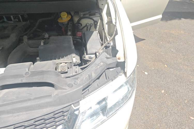 Used Dodge Journey 2013 2.4L Two-Wheel Drive Luxury Version Engine Bay Left